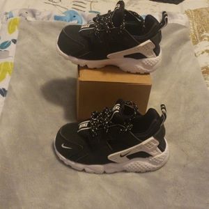 Back and white Huaraches